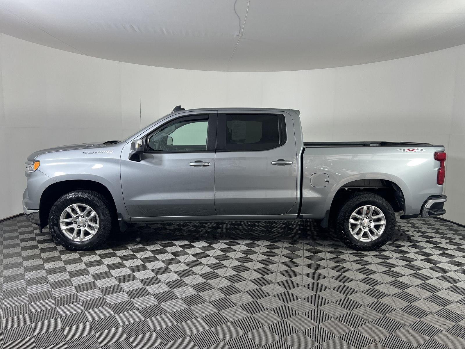 Used 2025 Sterling Gray Metallic Chevrolet LT image 27