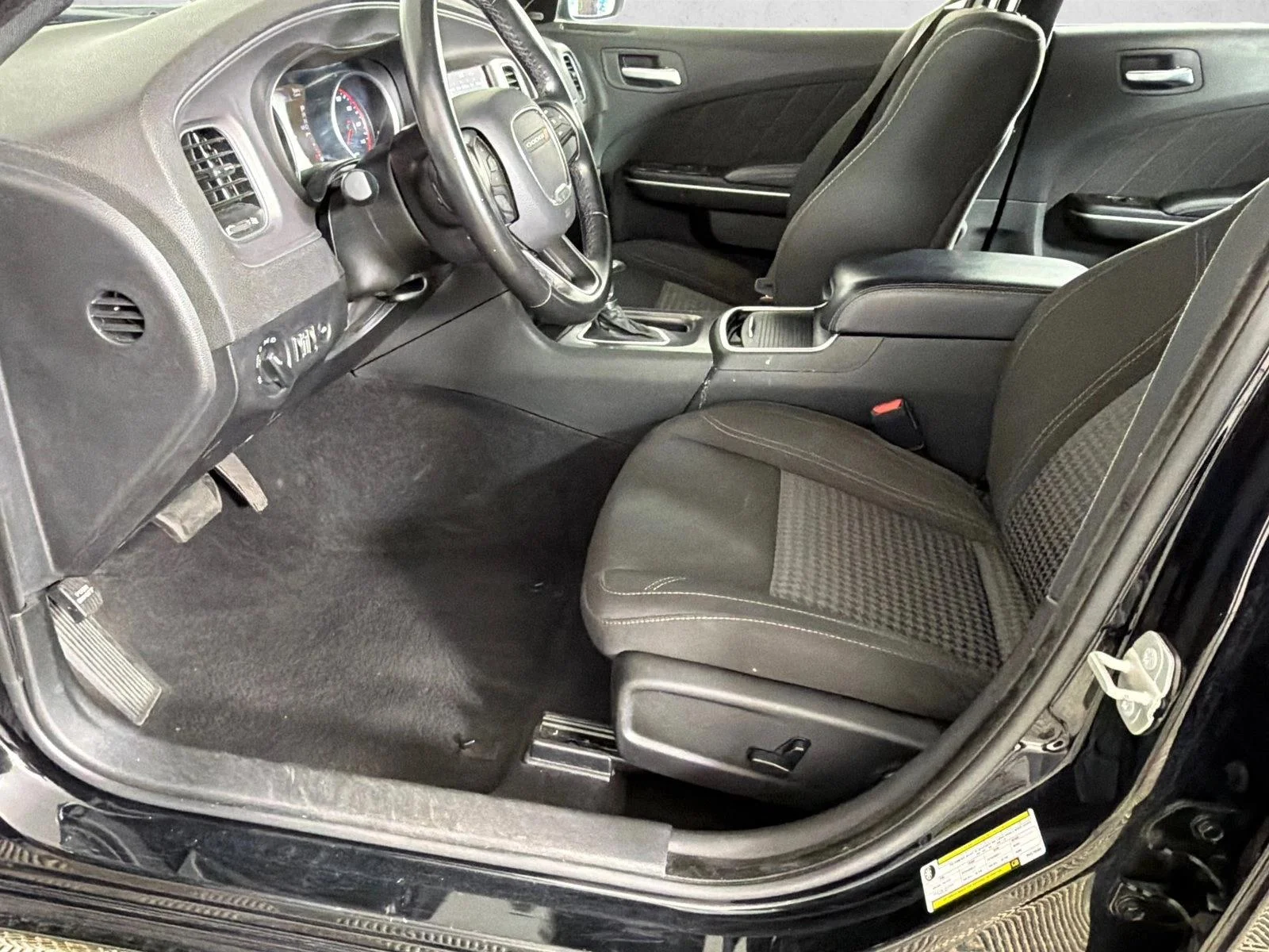 Used 2023 Black Dodge SXT image 9