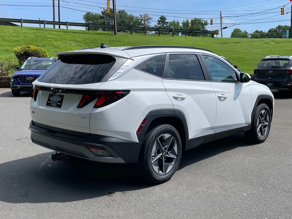 New 2025 White Hyundai SEL image 7