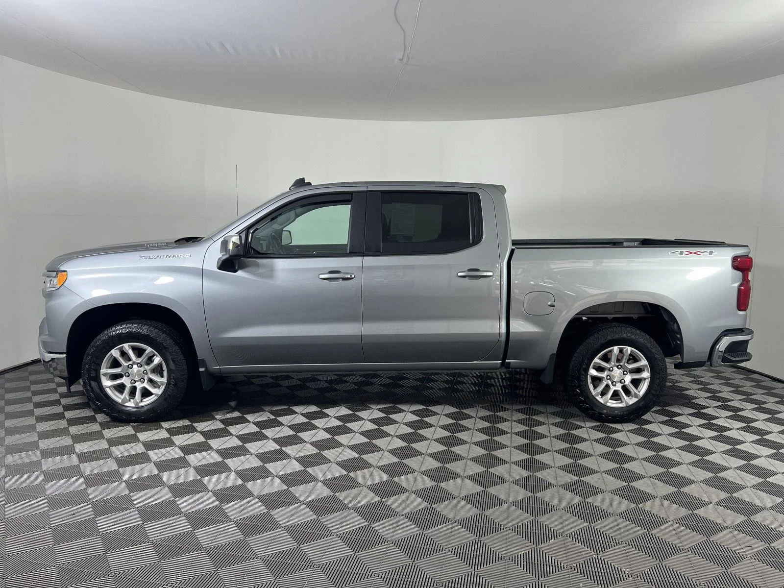 Used 2025 Sterling Gray Metallic Chevrolet LT (2FL) image 27