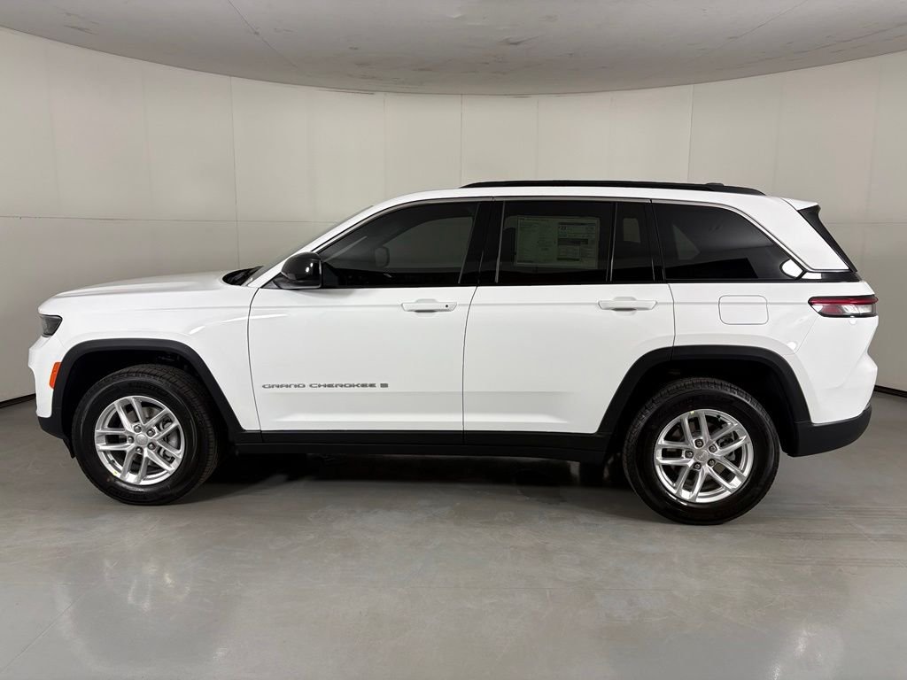 New 2026 Bright White Clear-Coat Exterior Paint Jeep Laredo image 5