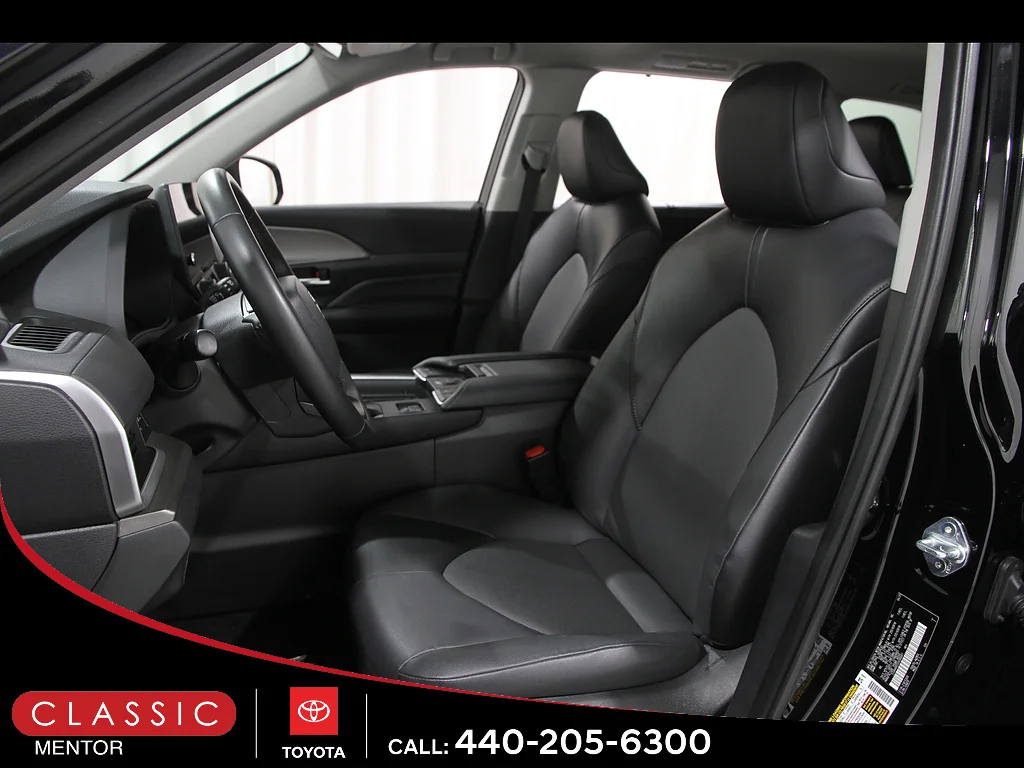Used 2025 Midnight Black Metallic Toyota XLE image 5