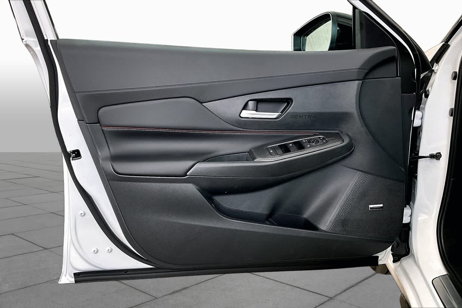 New 2026 Aspen White Tricoat/Super Black Nissan SR image 13