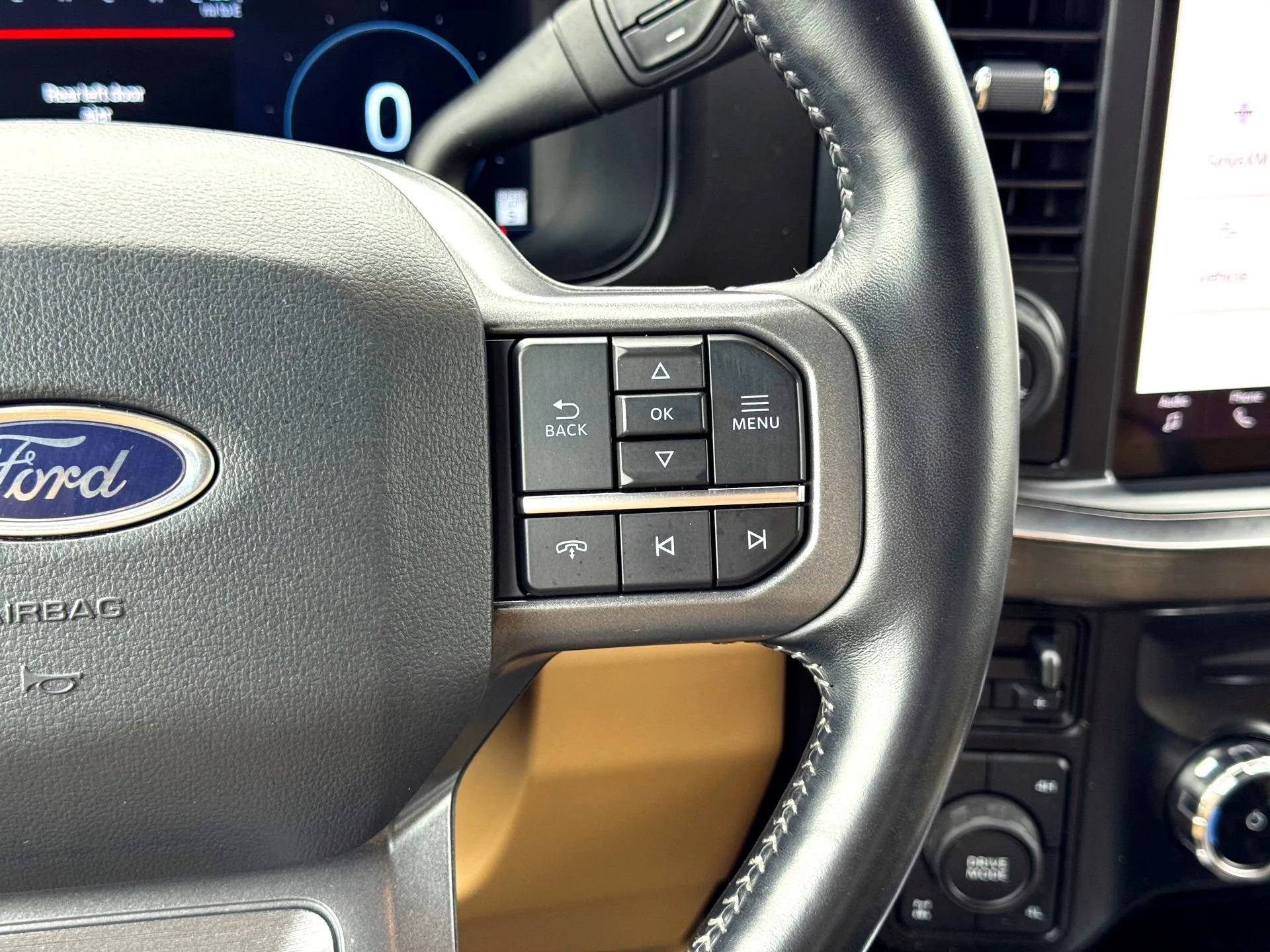 Used 2024  Ford Lariat image 23