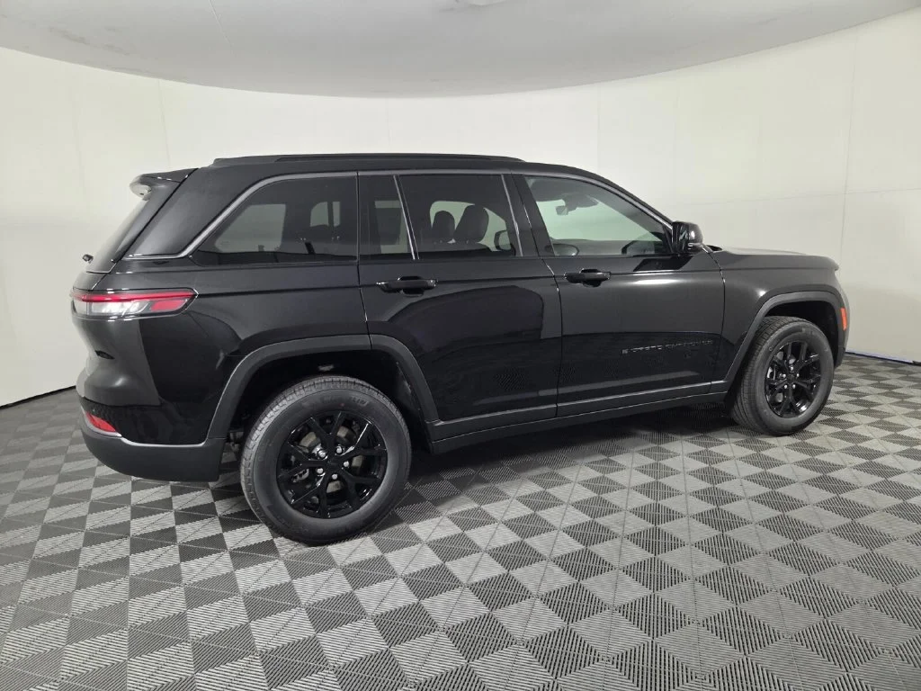 New 2026 Diamond Black Crystal Pearl-Coat Exterior Paint Jeep Laredo Altitude image 5