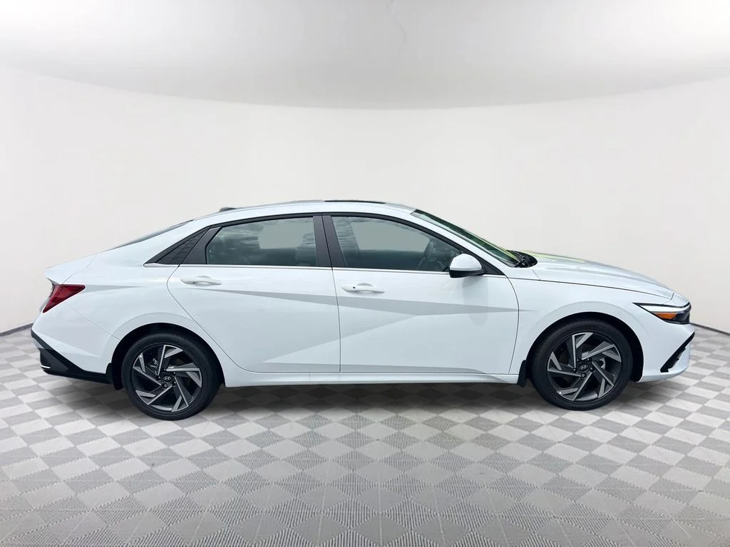 Used 2025 White Hyundai SEL Convenience image 4
