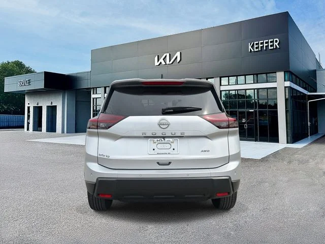Used 2025 Silver Nissan S image 7
