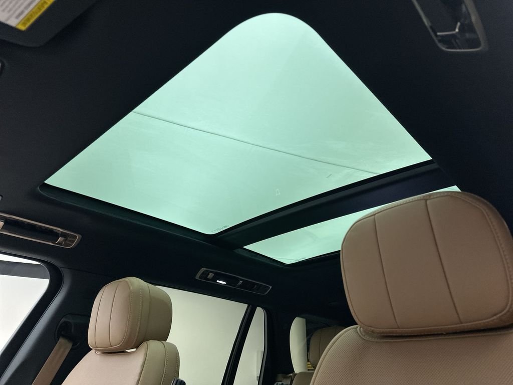 New 2026 Belgravia Green Metallic Land Rover SE image 11