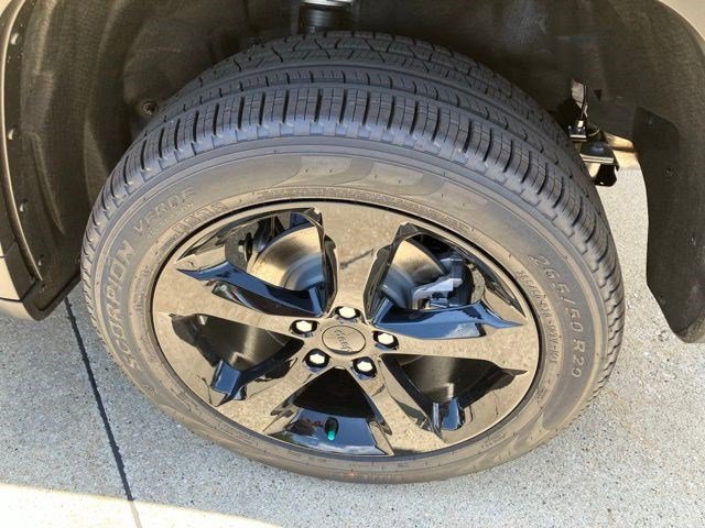 New 2026 Baltic Gray Metallic Clear-Coat Exterior Paint Jeep Limited image 26