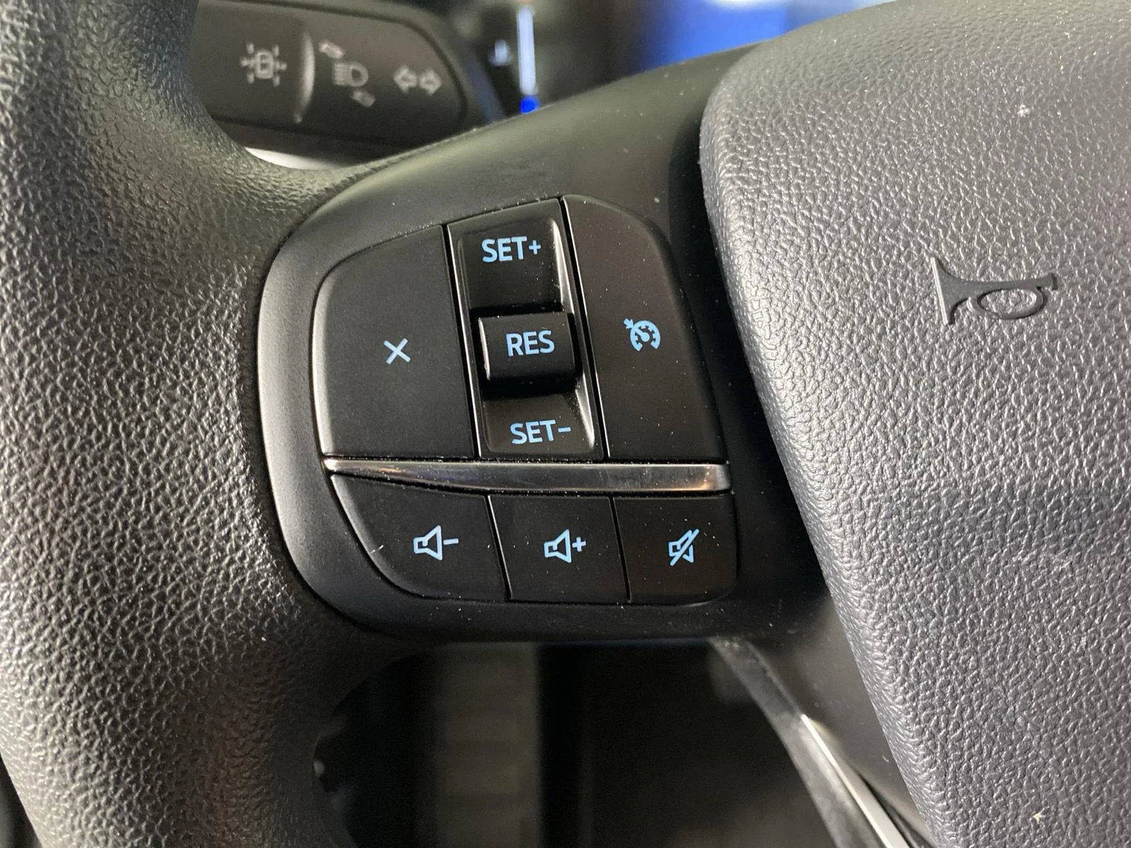 New 2025 White Metallic Ford XLT image 14