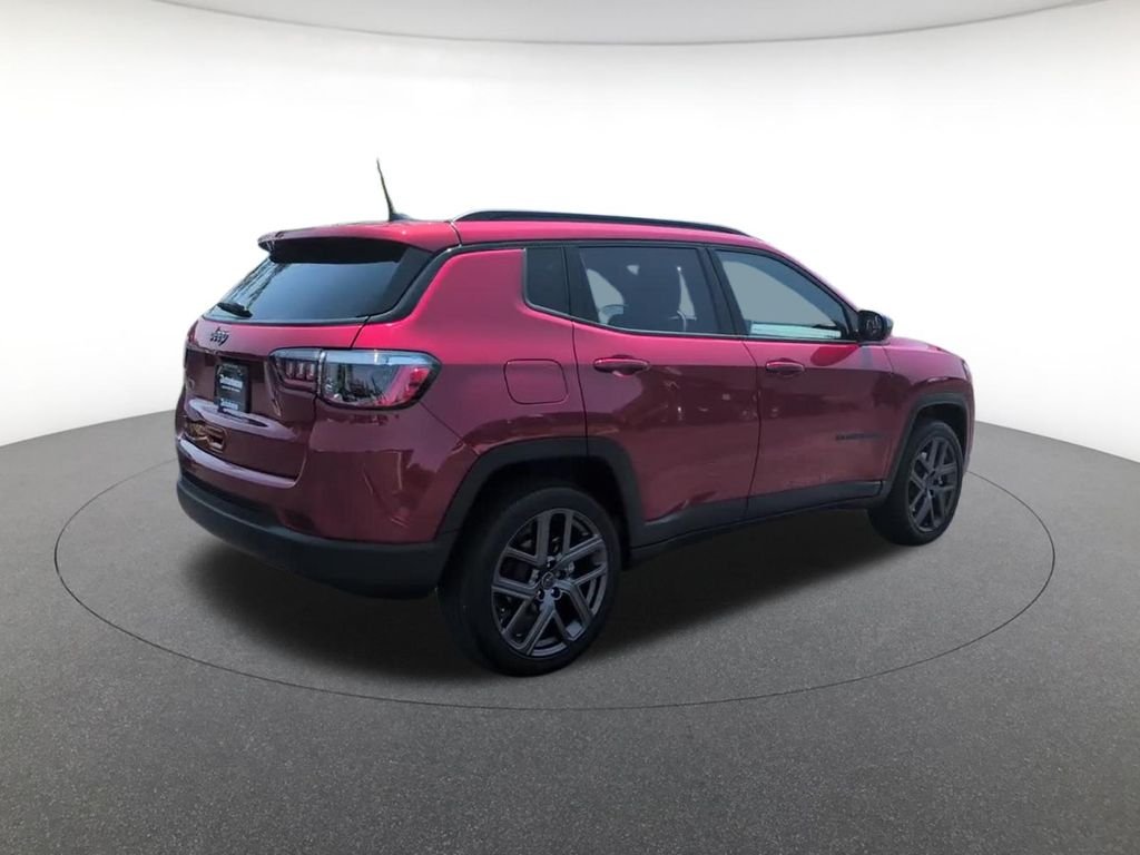 New 2026 Red Hot Pearl-Coat Exterior Paint Jeep Latitude image 4
