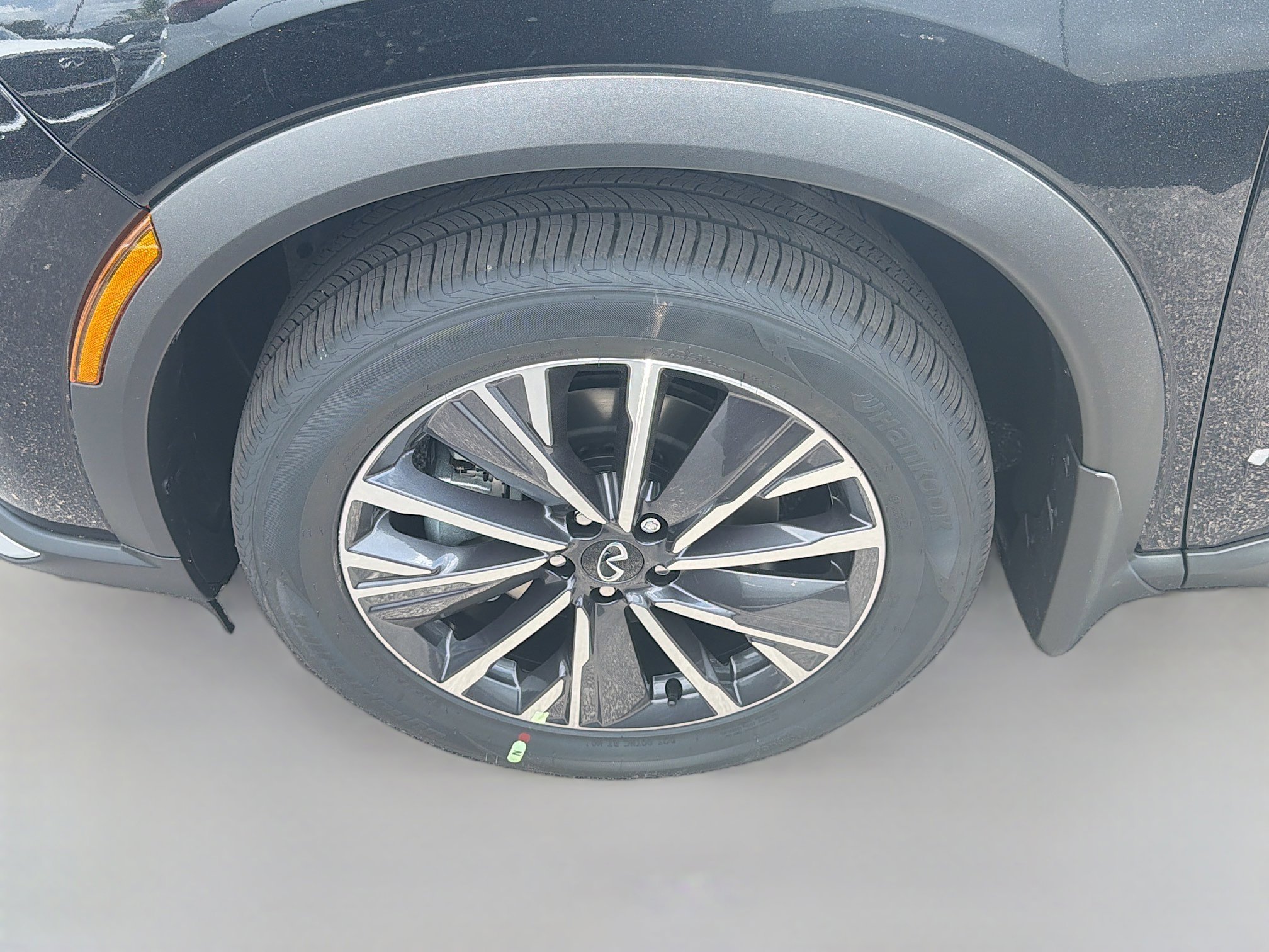 New 2027 MINERAL BLACK INFINITI Luxe FWD image 28
