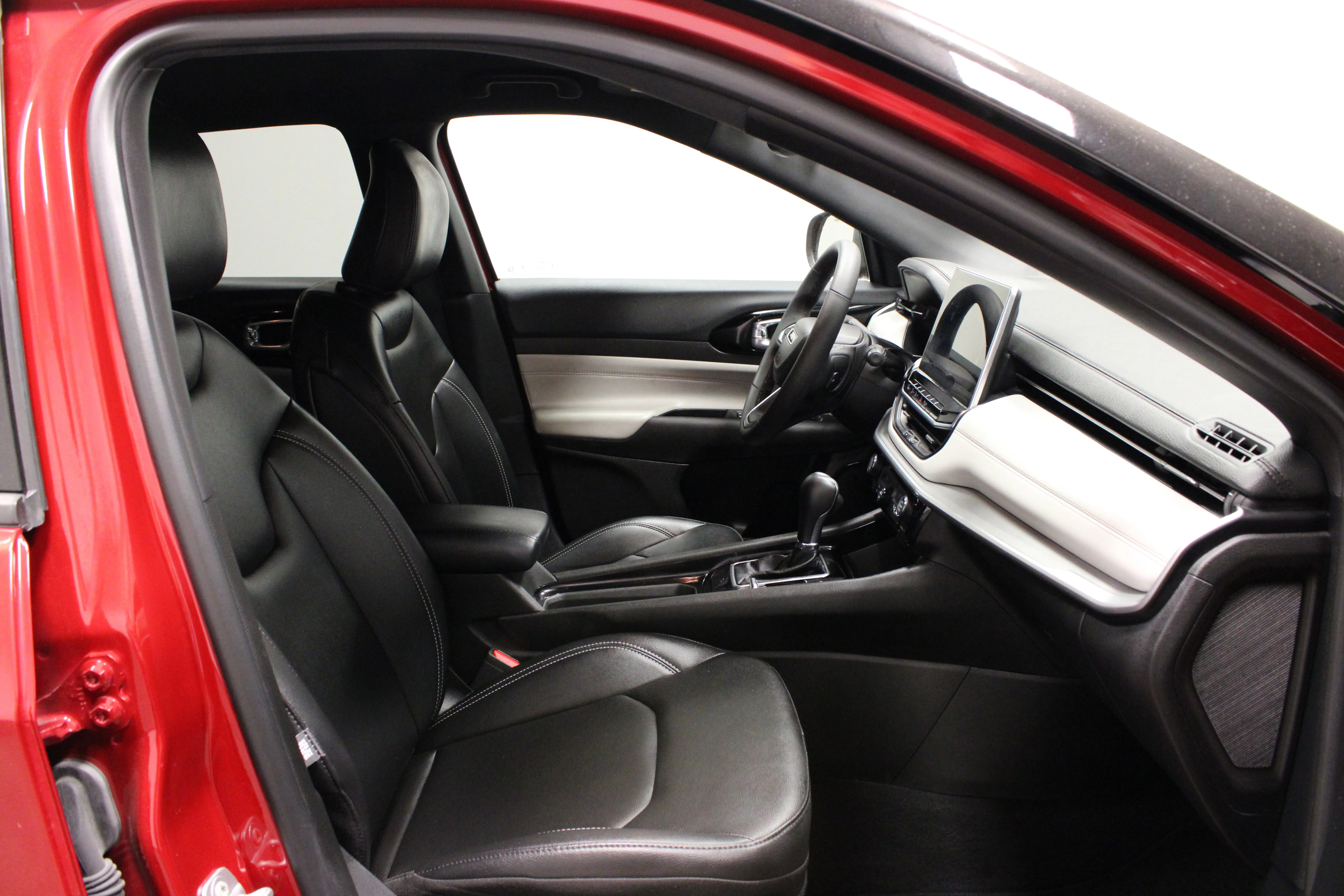 Used 2025 Red Hot Pearlcoat Jeep Limited image 13