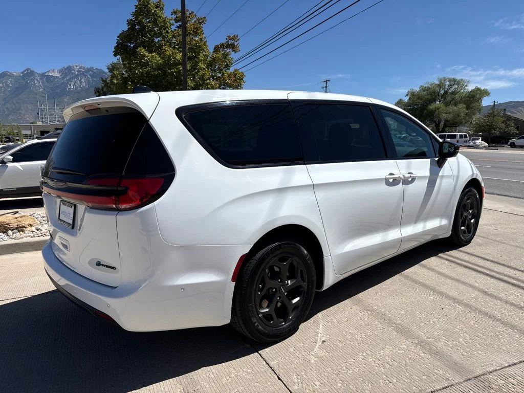 Used 2024 White Chrysler Select S Appearance image 4