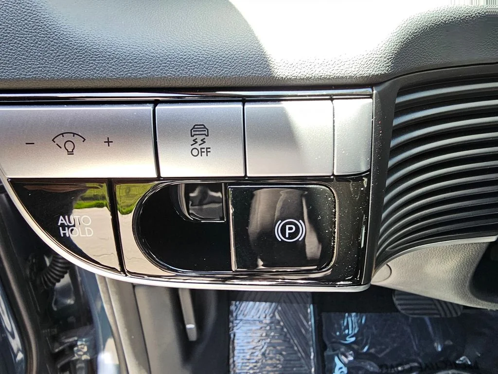 Used 2024 Green Hyundai SE image 24