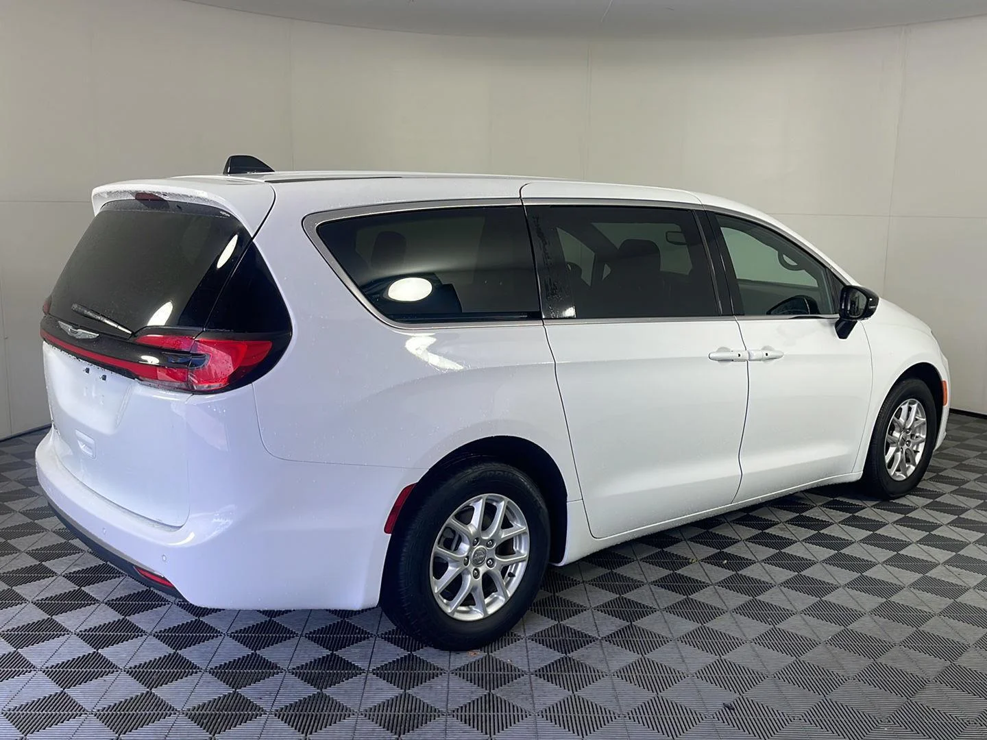 Used 2025 Bright White Clearcoat Chrysler Select image 6