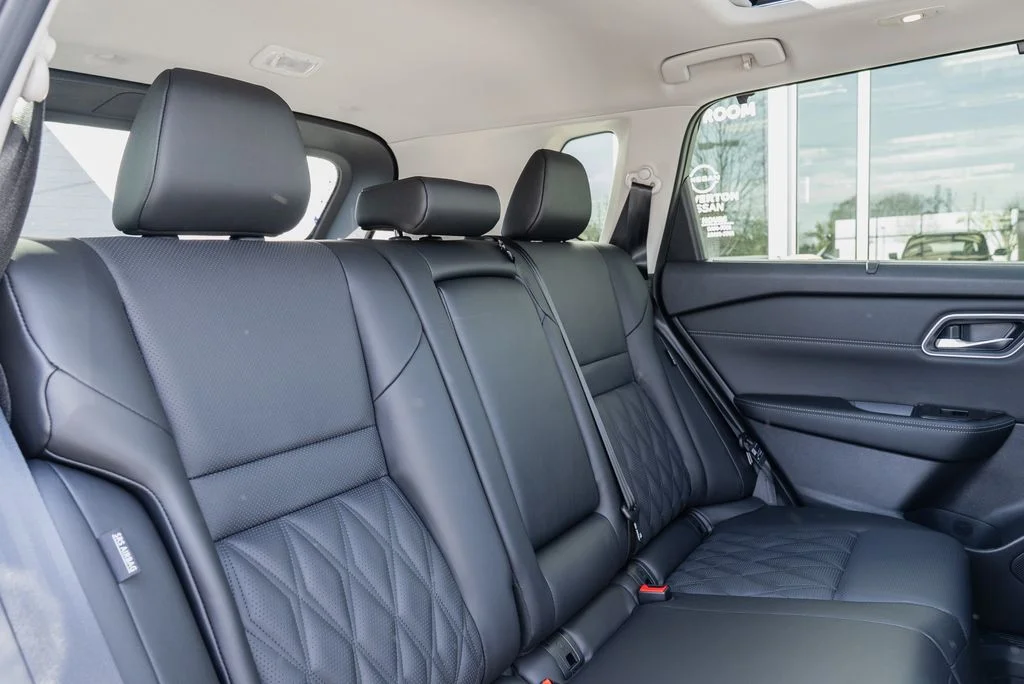 New 2026 Boulder Gray Pearl / Super Black Two-tone Nissan Platinum image 26