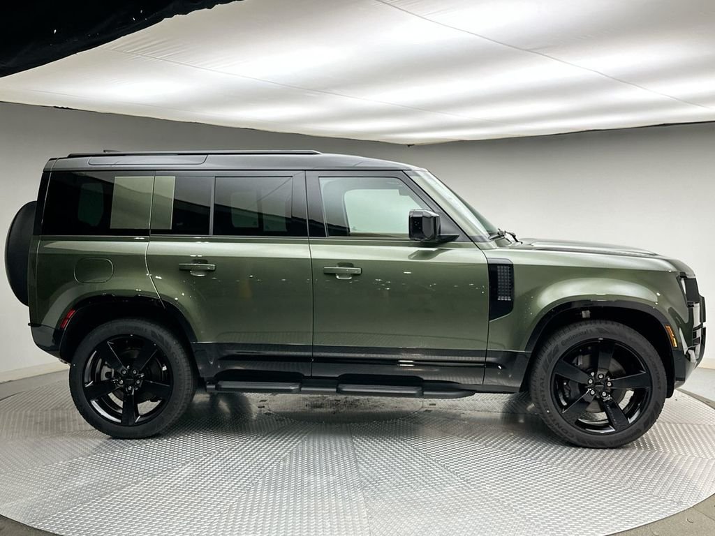 New 2026 Woolstone Green Land Rover X-Dynamic SE image 4