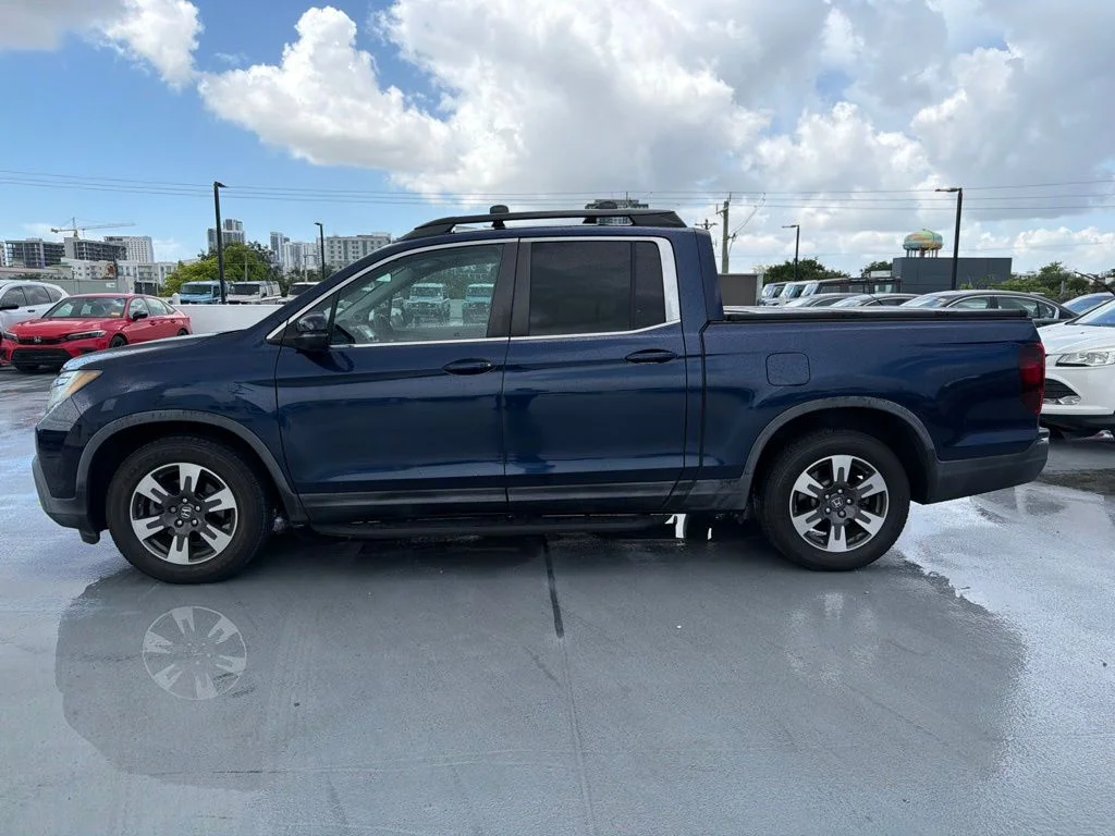Used 2017 Obsidian Blue Pearl Honda RTL image 10