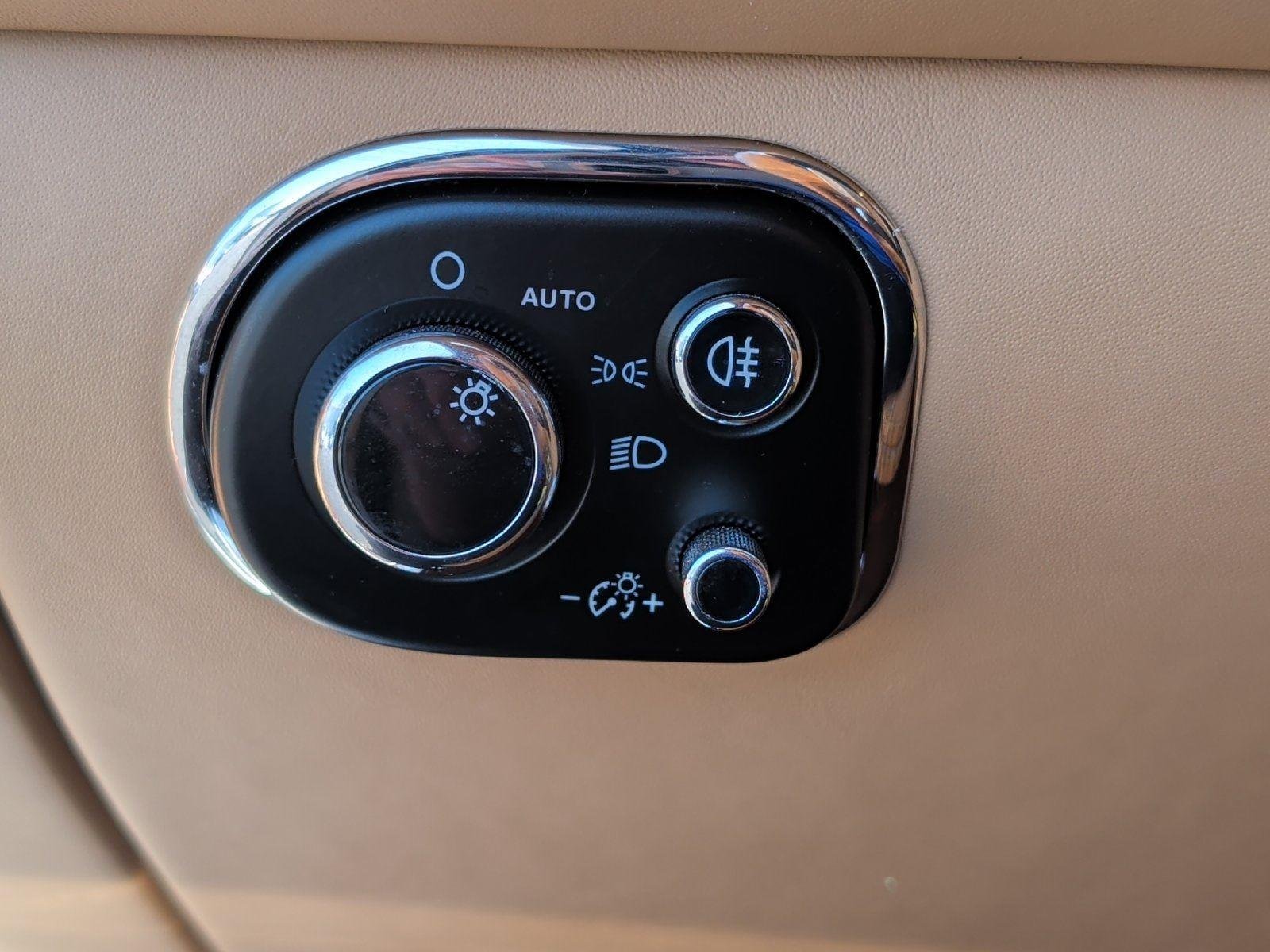 Used 2017 Glacier White Bentley Base image 25