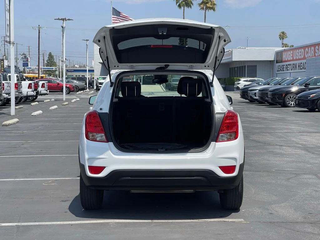 Used 2022 White Chevrolet LS image 9
