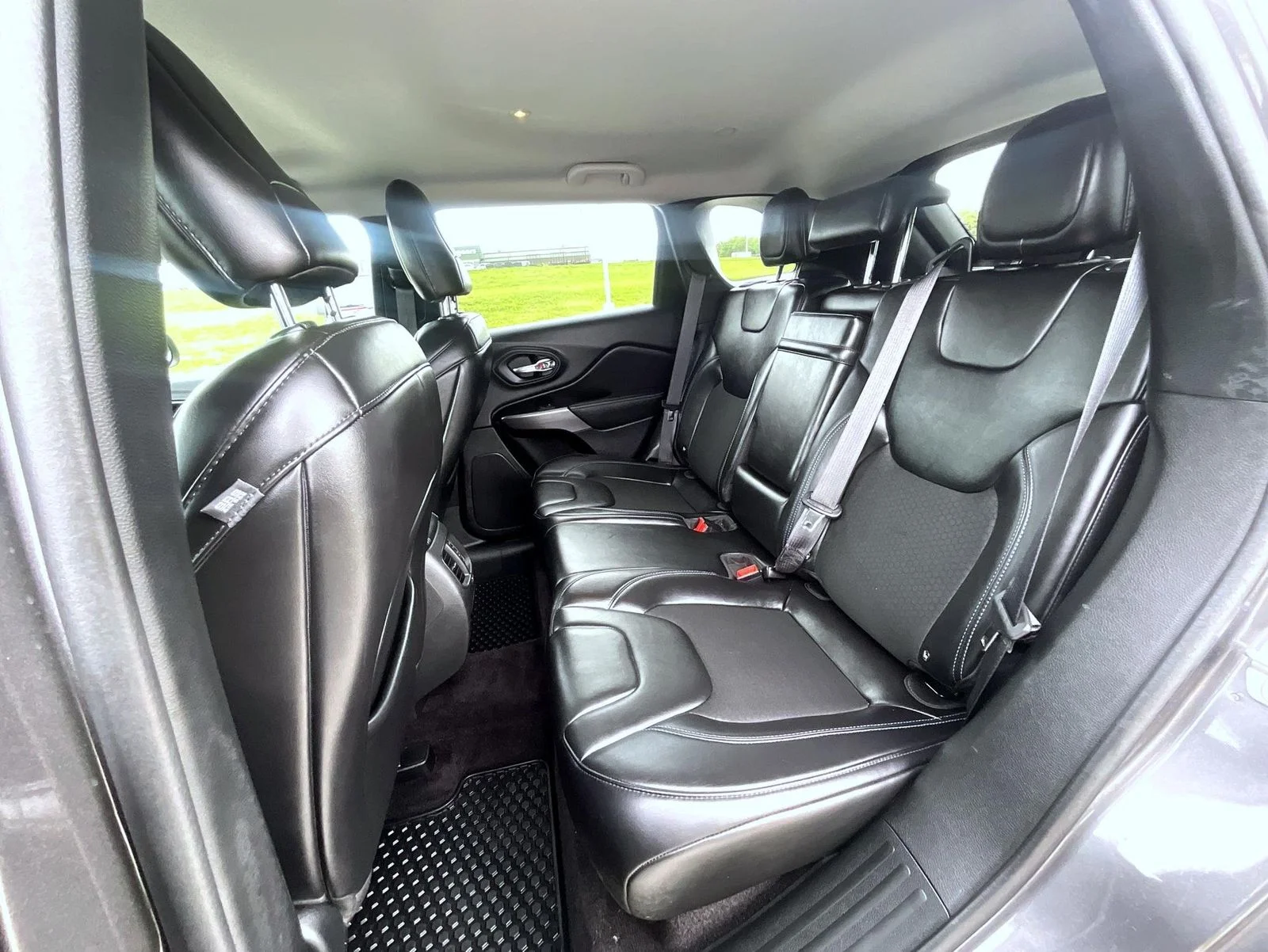 Used 2019 Gray Jeep Latitude Plus image 20