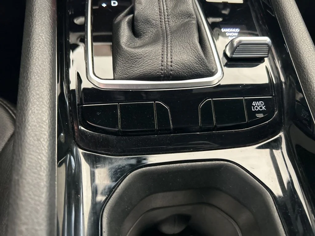 Used 2023 White Jeep Altitude image 44