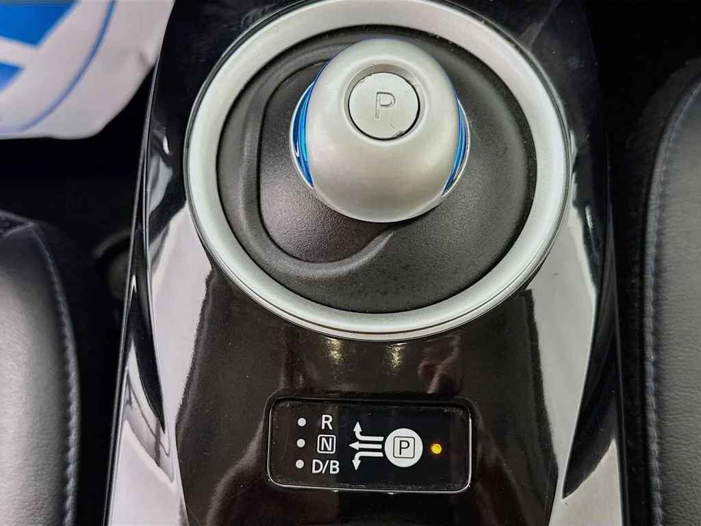 Used 2014 Brilliant Silver Nissan SL image 22