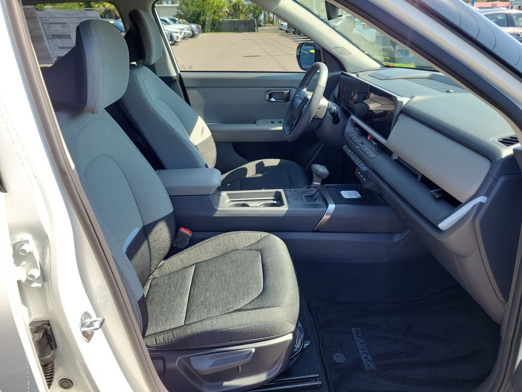 New 2027 White Kia S image 7