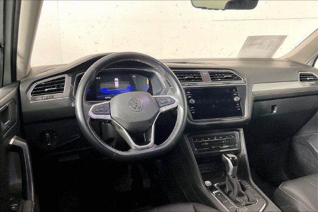 Used 2024  Volkswagen 2.0T SE image 3