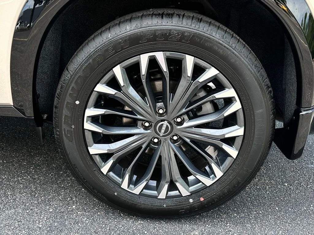 New 2026 Champagne Silver Metallic / Super Black Two-tone Nissan Platinum image 11