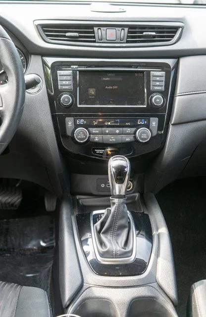 Used 2018 Midnight Pine Nissan SV image 16
