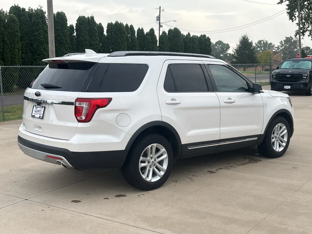 Used 2017 White Platinum Tri-Coat Metallic Ford XLT image 5