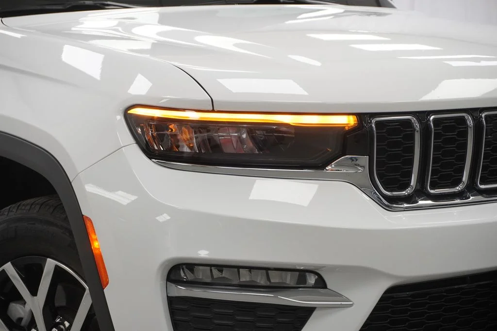Used 2025 White Jeep Limited image 6