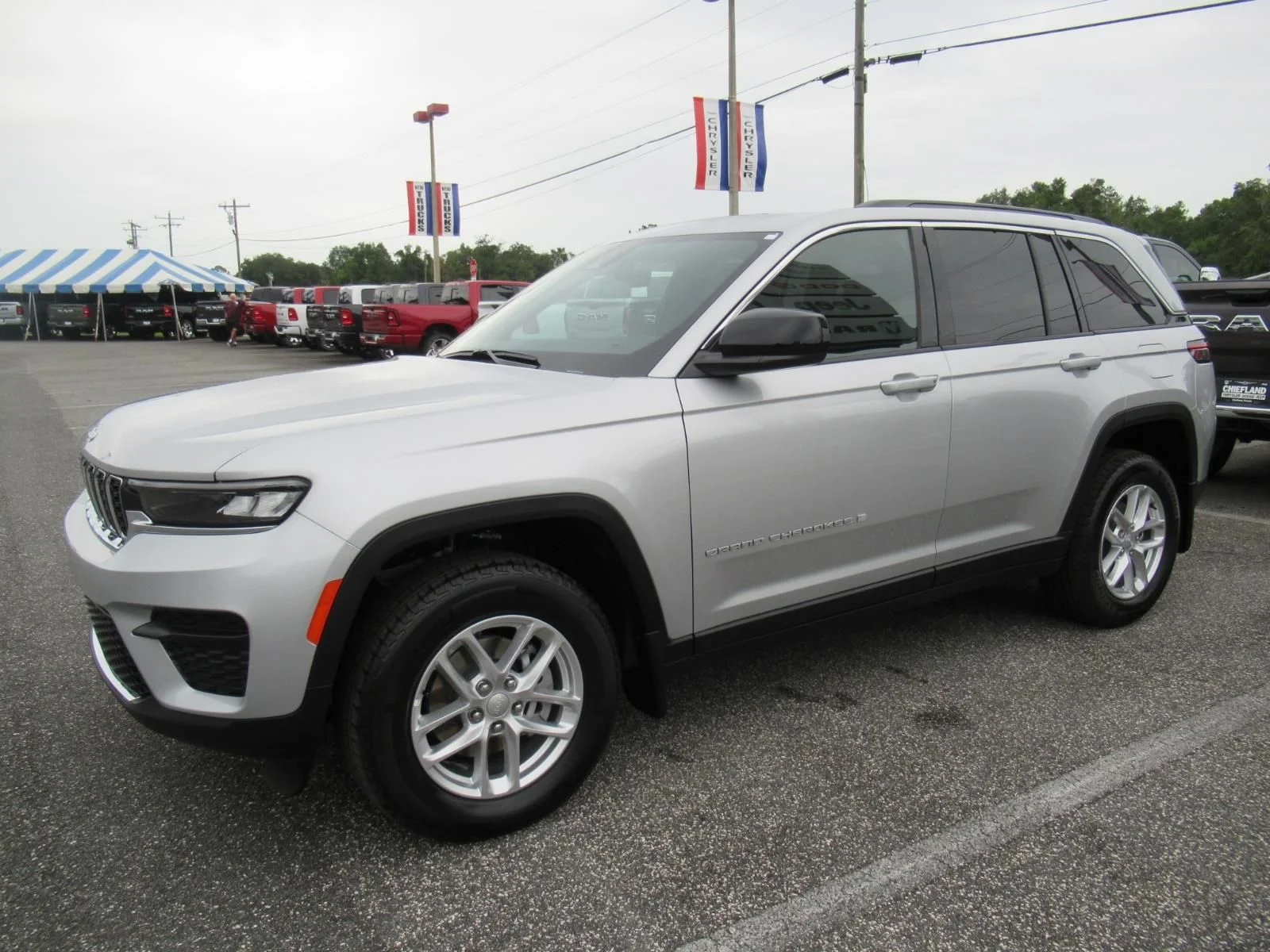 New 2026 Silver Zynith Exterior Paint Jeep Laredo X image 4