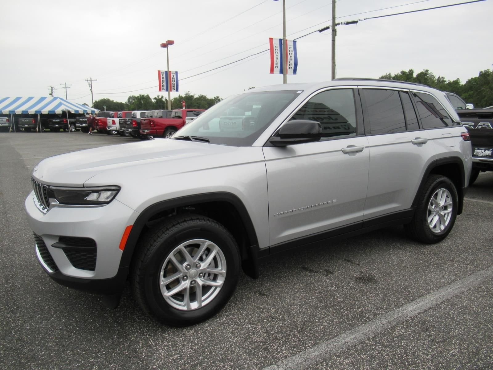 New 2026 Silver Zynith Exterior Paint Jeep Laredo X image 4
