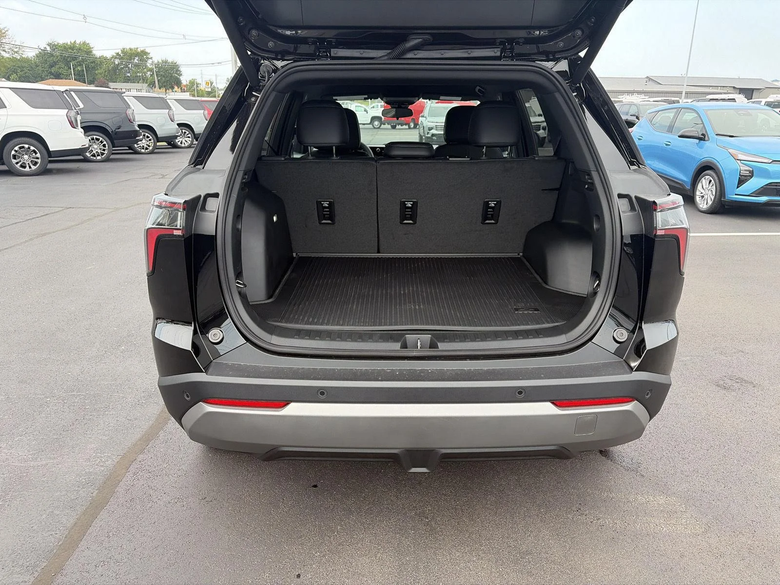 New 2027 Mosaic Black Metallic Chevrolet LT image 5
