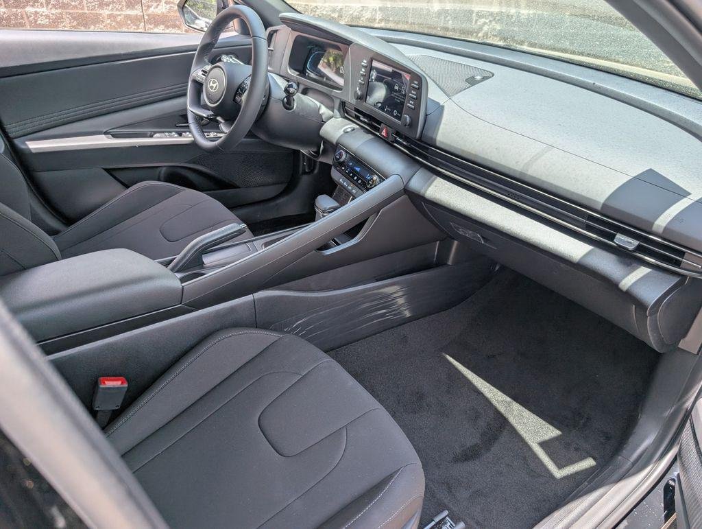2025 Hyundai Elantra SEL - Photo 21