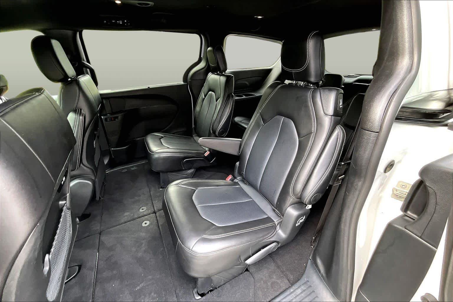 Used 2025 Bright White Clearcoat Chrysler Select image 20