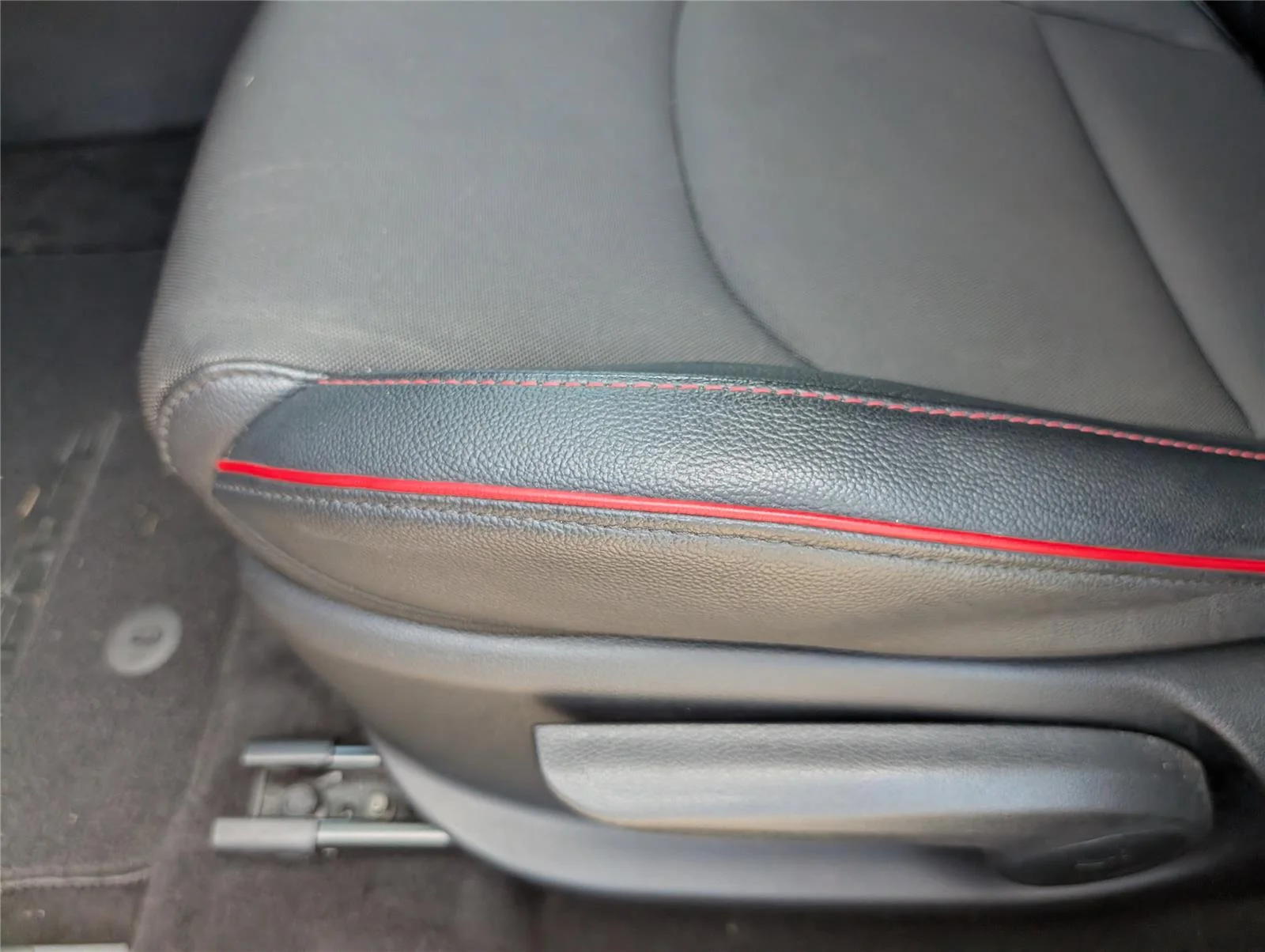 Used 2022 Currant Red Kia GT image 13