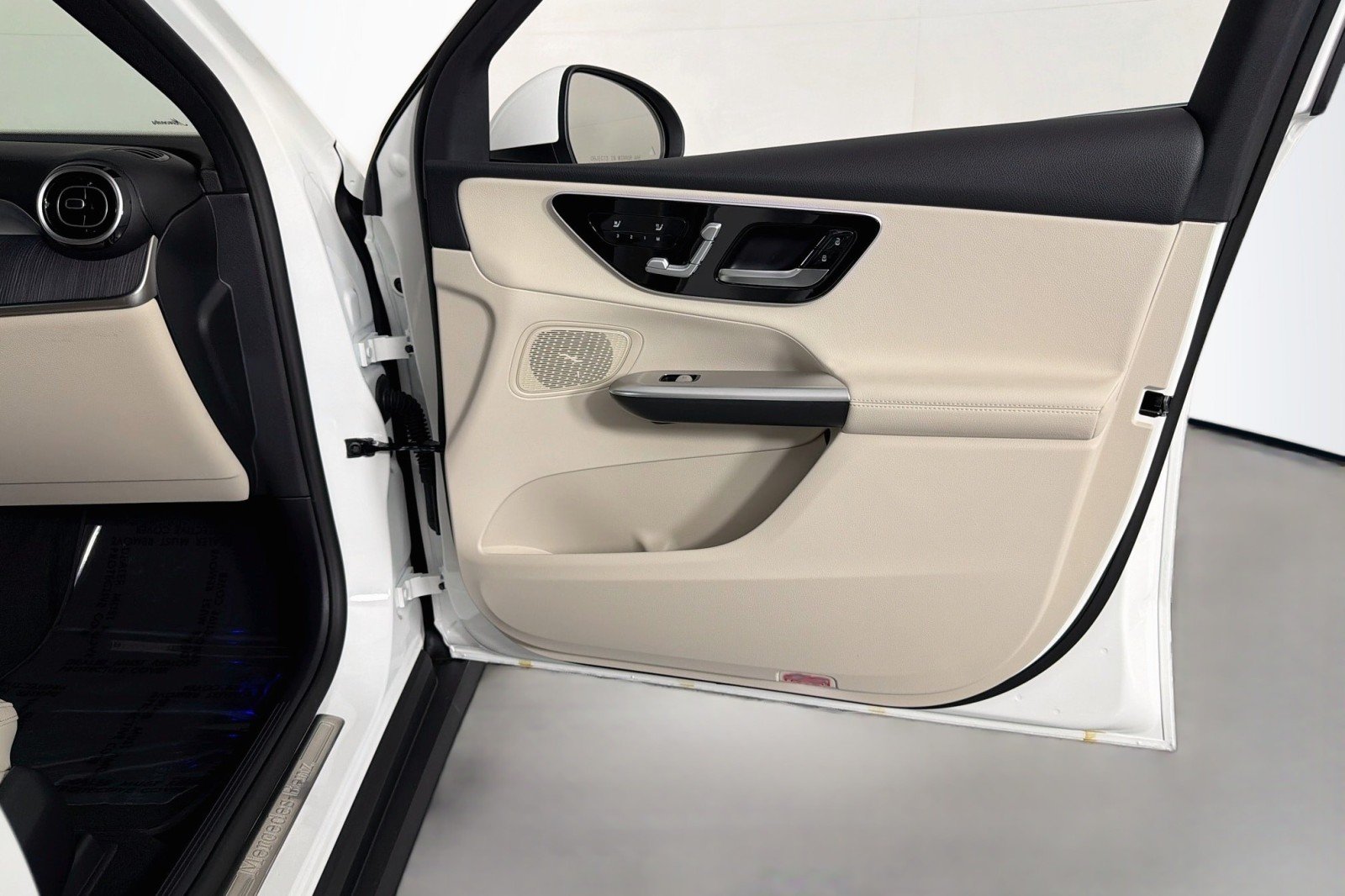 New 2026 Polar White Mercedes-Benz GLC 300 SUV image 22
