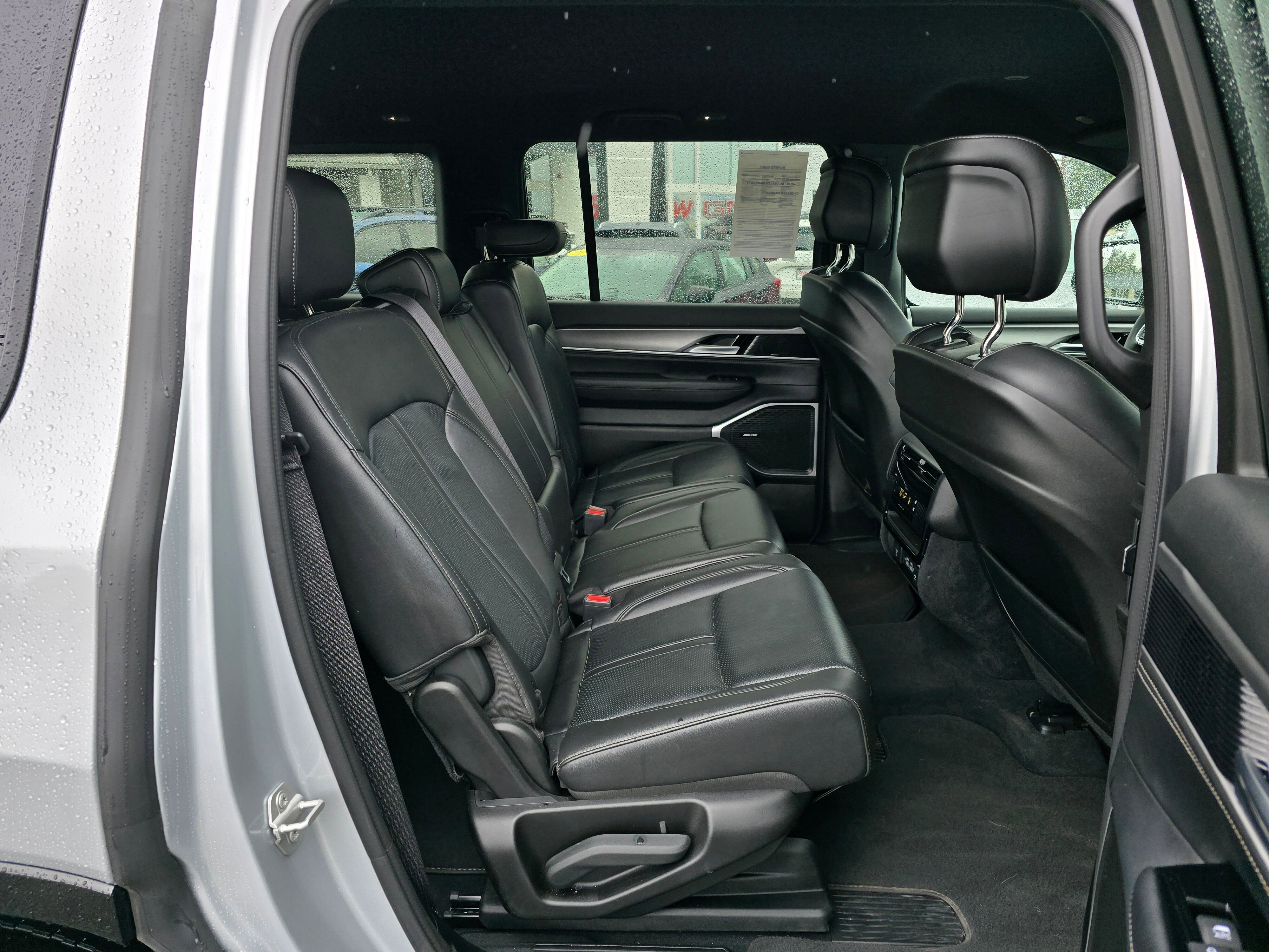 Used 2025  Jeep NA image 12