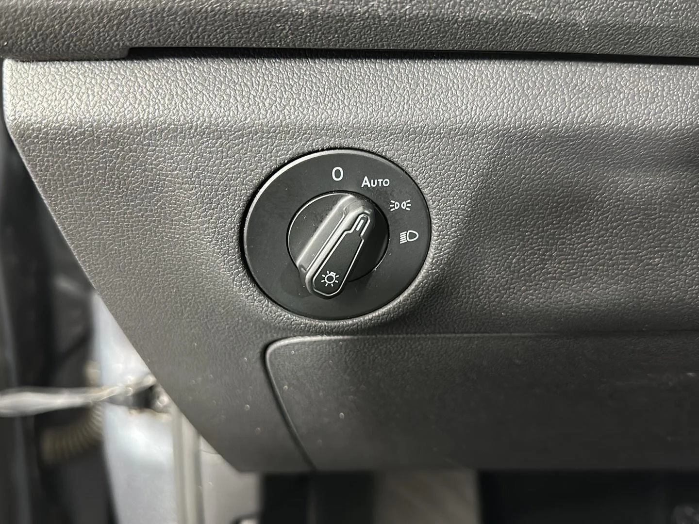 Used 2019 Platinum Gray Metallic Volkswagen SE image 19