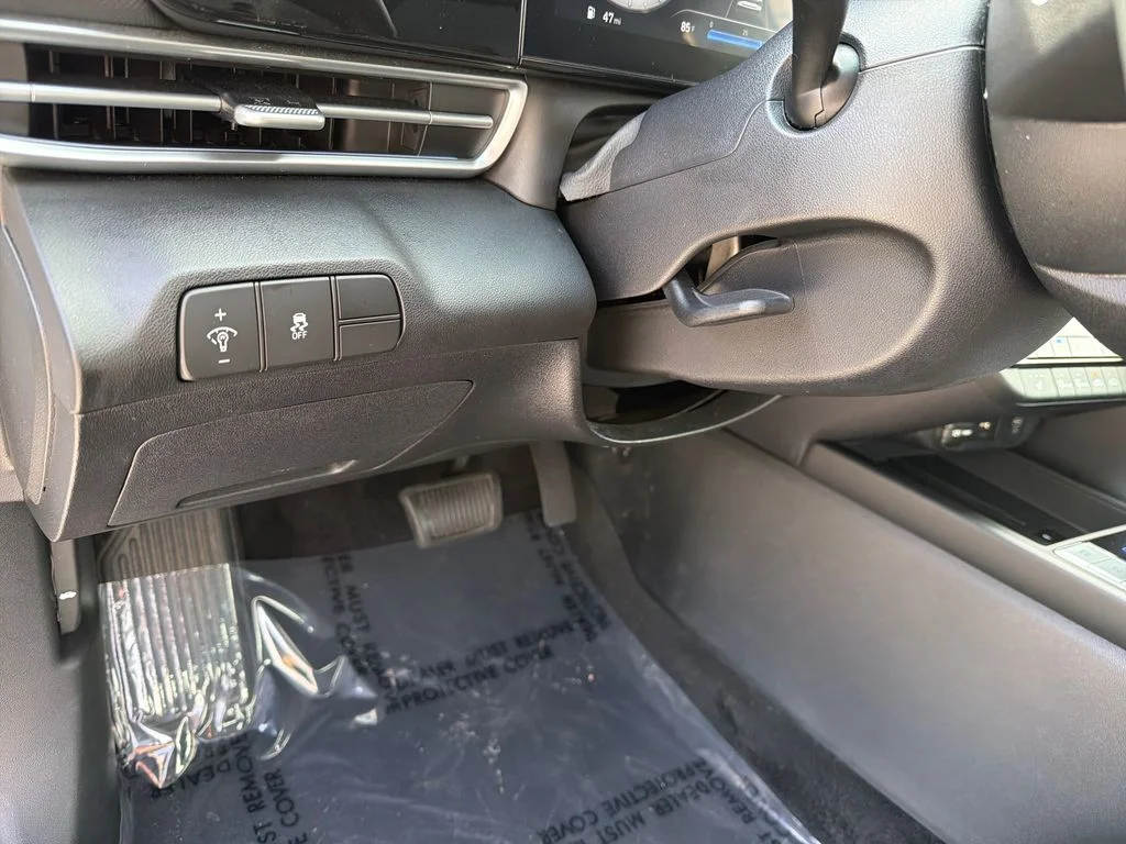 Used 2024 White Hyundai SEL image 18
