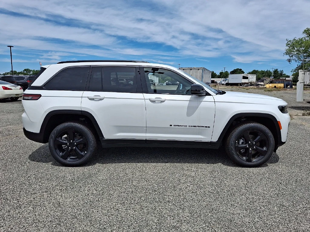 New 2026 Bright White Clear-Coat Exterior Paint Jeep Limited image 9