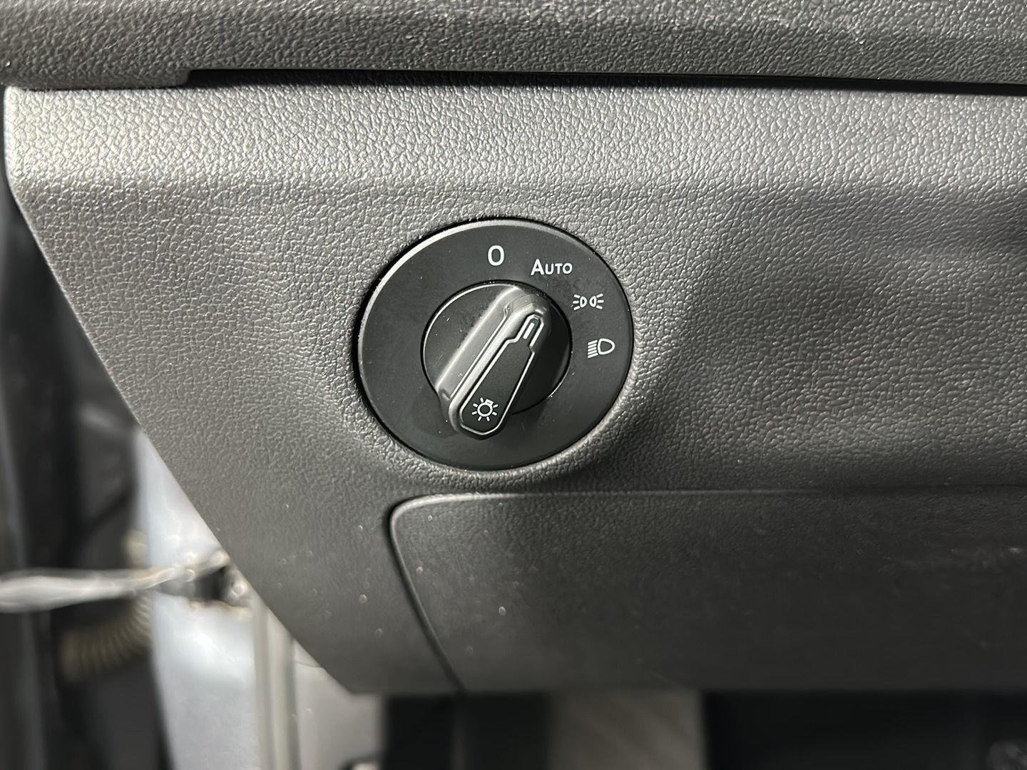 Used 2019 Platinum Gray Metallic Volkswagen SE image 19