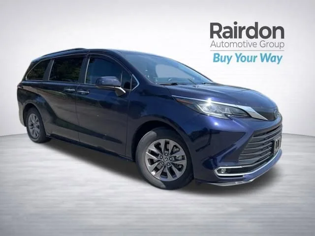 2022 Toyota Sienna XLE 8-Passenger Hybrid FWD's photo