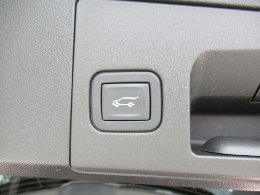Used 2023  Cadillac Luxury image 34