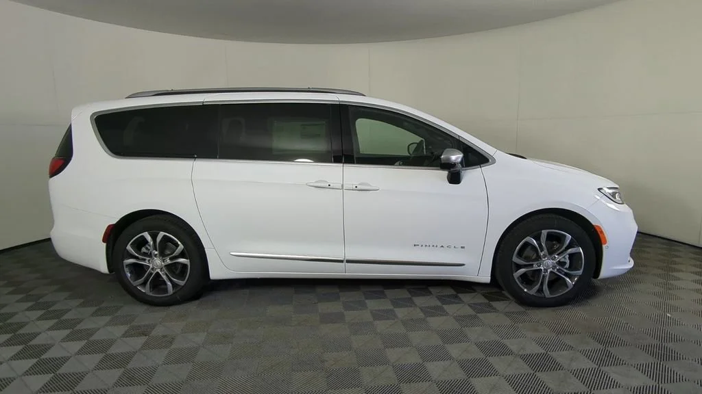 New 2026 Bright White Clear-Coat Exterior Paint Chrysler Pinnacle image 4