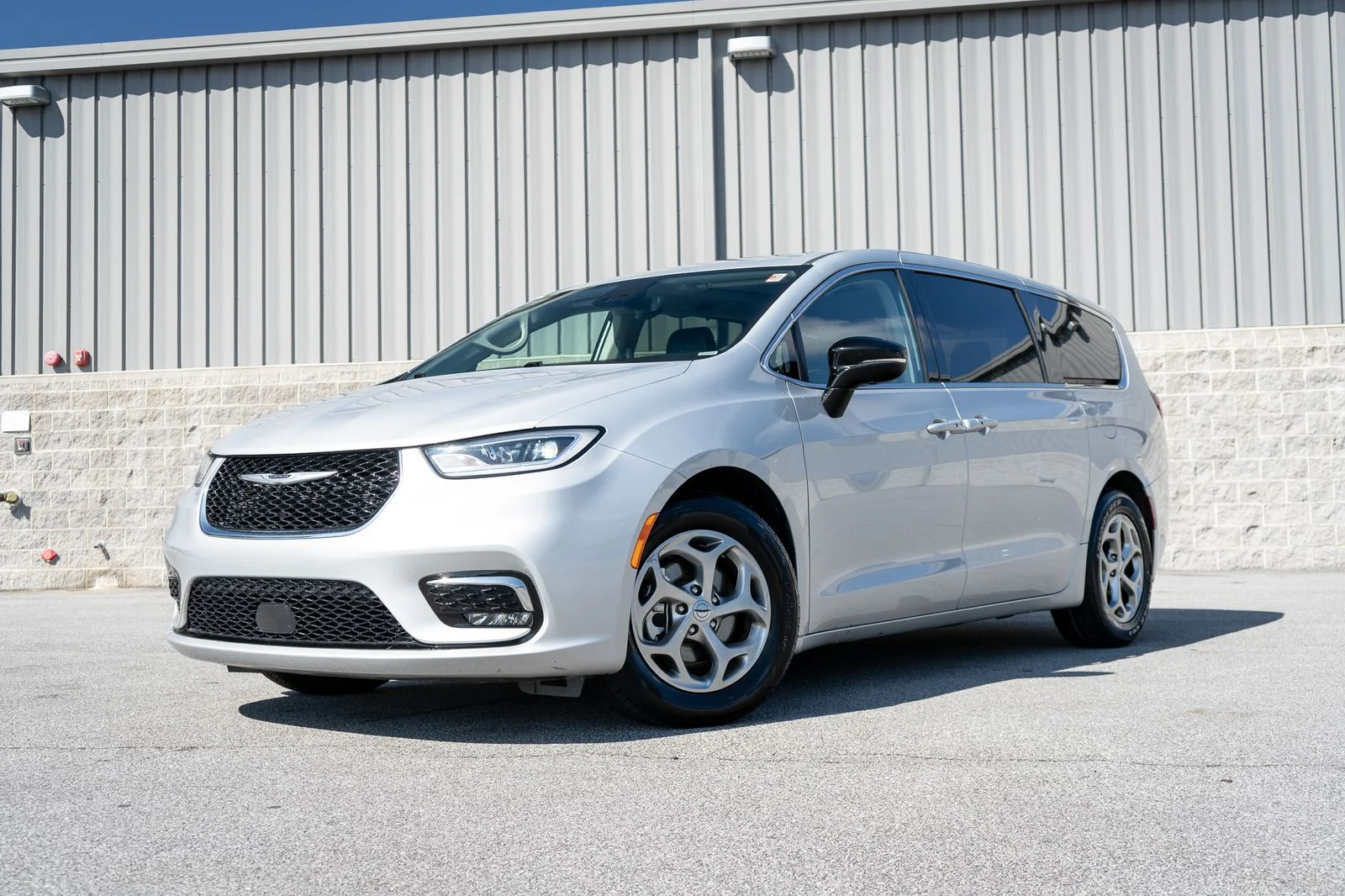 2024 Chrysler Pacifica Limited's photo